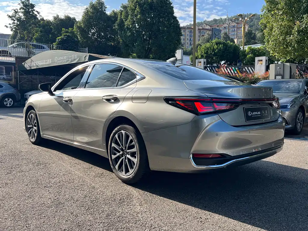 Lexus ES — миниатюра 9