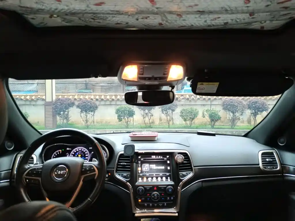 Jeep Grand Cherokee (Import) — миниатюра 19