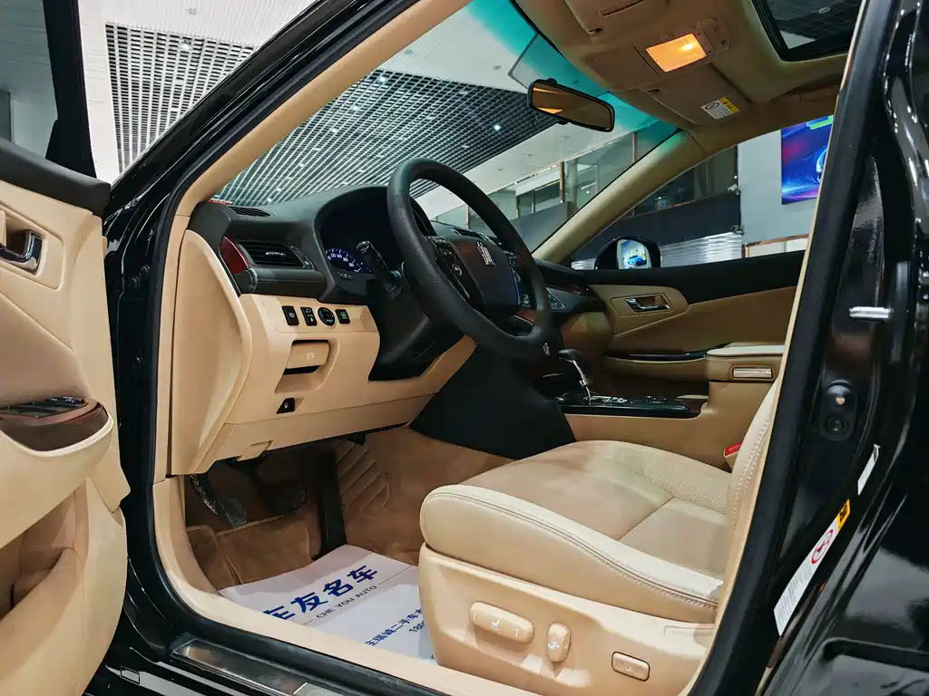 Toyota Crown — миниатюра 4