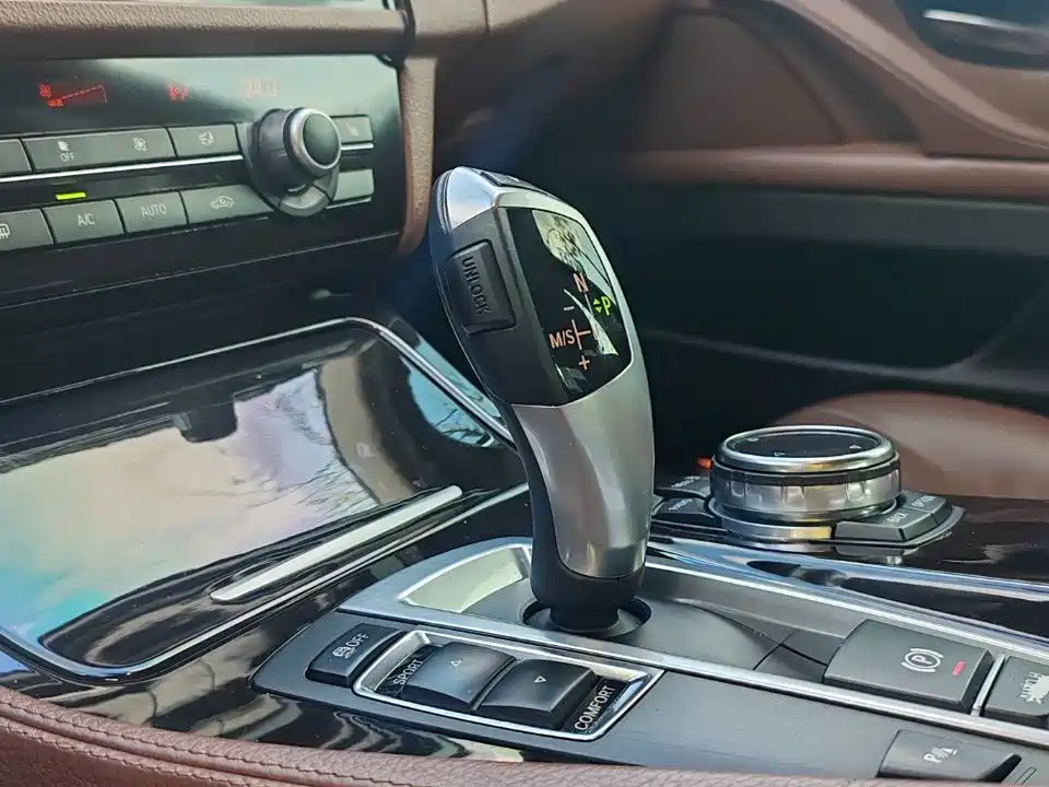 BMW 5 Series — миниатюра 10