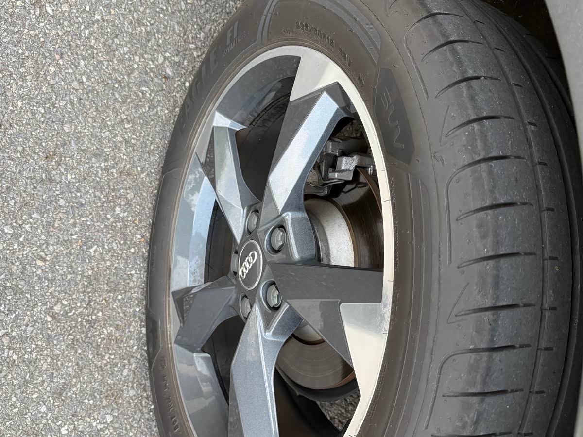 Audi Q3 1.4 л 2021 г. Серебристо-серый, пробег 37000 км