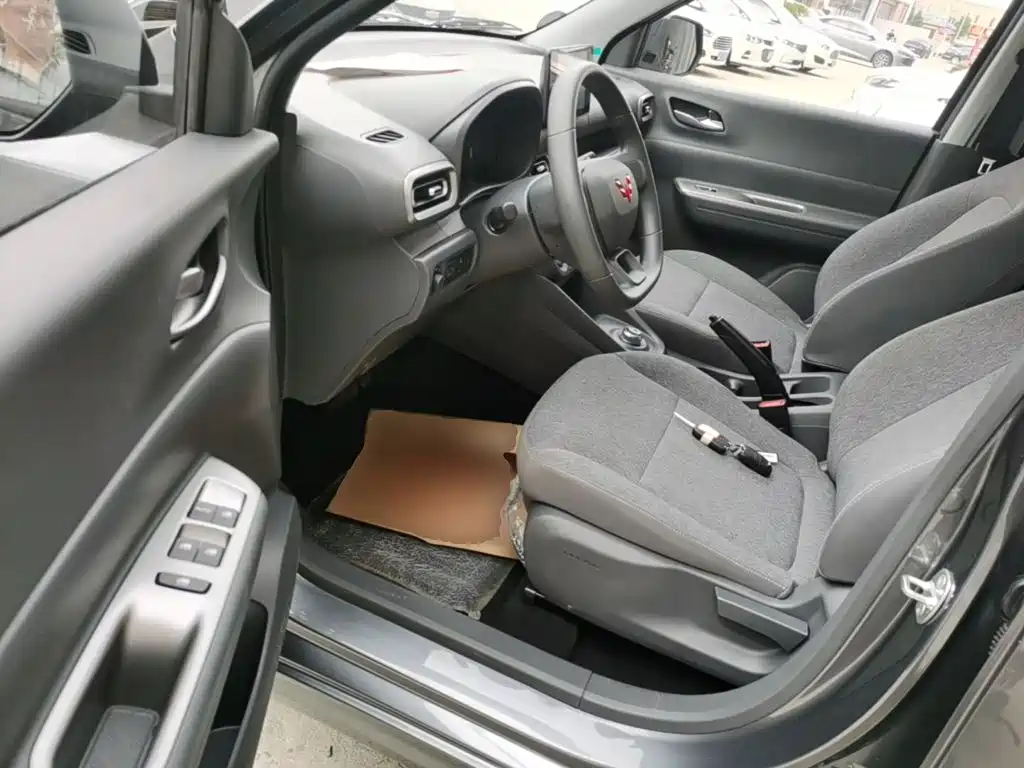Заказать Wuling Hongguang EV 2026 года за 2 242 591 ₽  из Китая