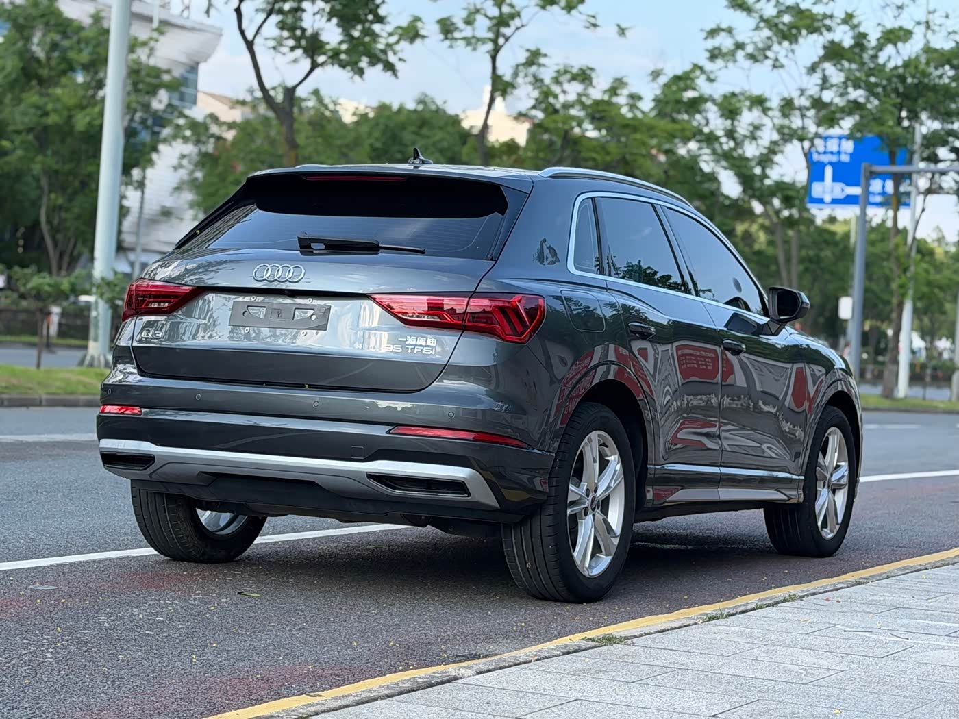Audi Q3 1.4 л 2022 г. Серебристо-серый, пробег 30000 км