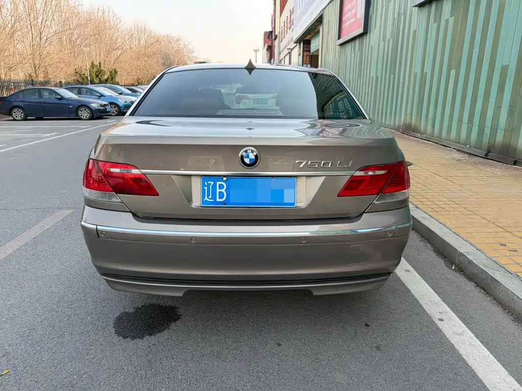 BMW 7 Series — миниатюра 10