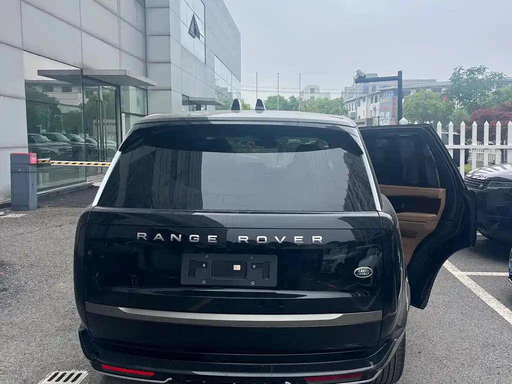 Land Rover Range Rover 2026 3.0 L6 400PS SE
