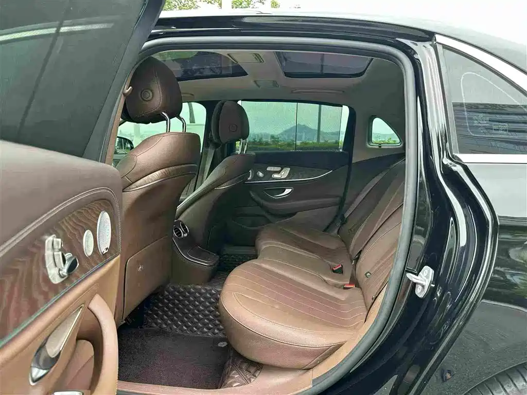 Mercedes-Benz E-Class — миниатюра 4