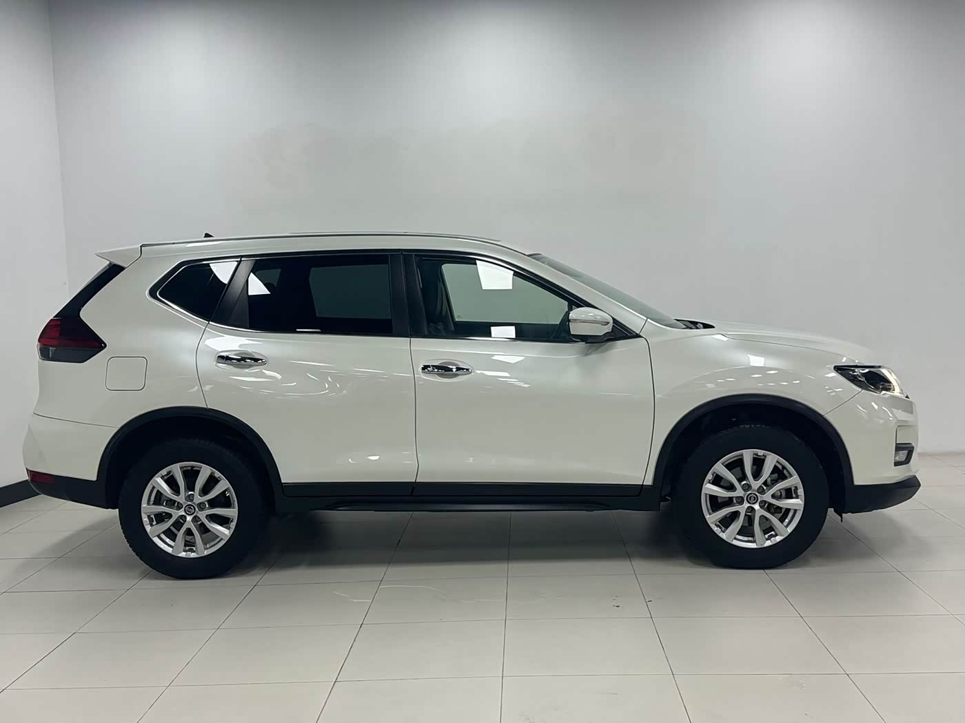 Nissan X-Trail 2.0 л 2023 г. Белый, пробег 39000 км