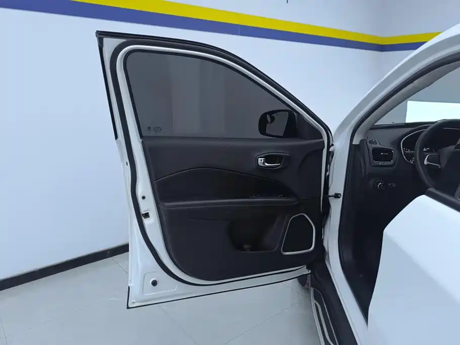 Jeep Compass — миниатюра 7