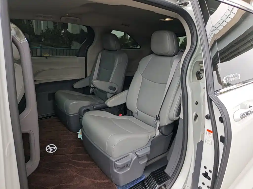 Toyota Granvia — миниатюра 17