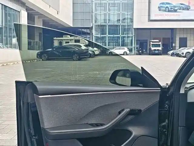Tesla Model 3 — миниатюра 5