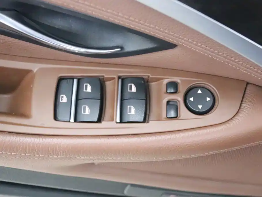 BMW 5 Series — миниатюра 13