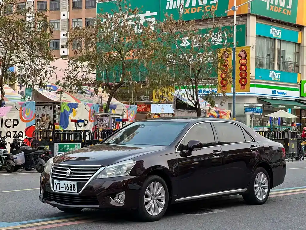 Toyota Crown 2013