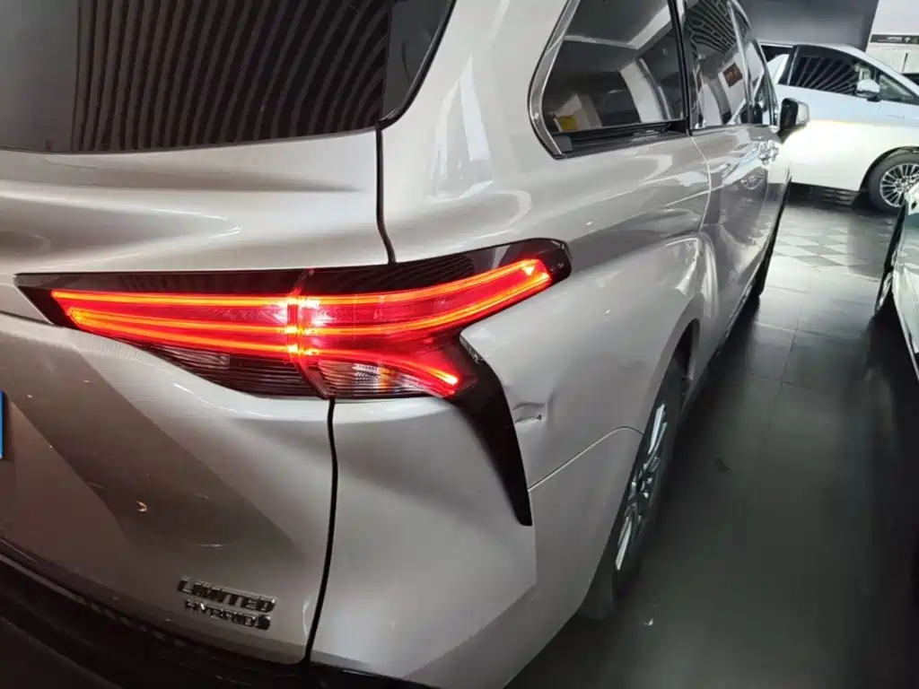 Toyota Sienna — миниатюра 8