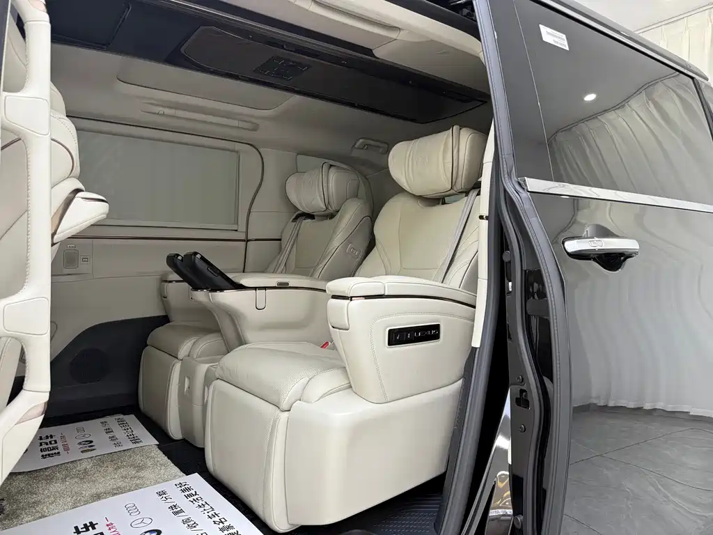 Lexus LM 2023 500h мест