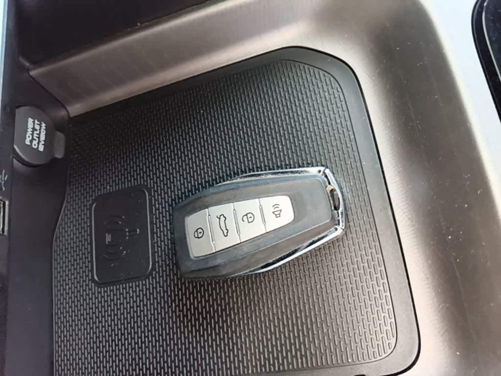 Geely Emgrand 1.5 л 2021 г. Серебристо-серый, пробег 19000 км