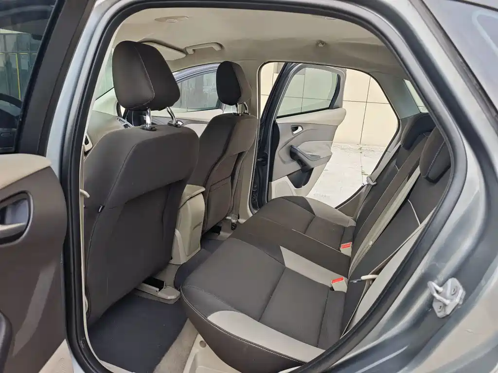 Ford Focus 2012 1.6L MT Comfort