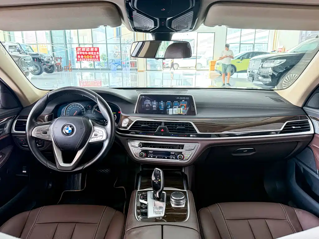 BMW 7 Series — миниатюра 10