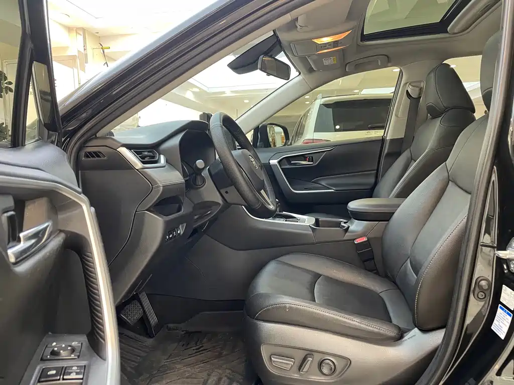Toyota RAV4 — миниатюра 8