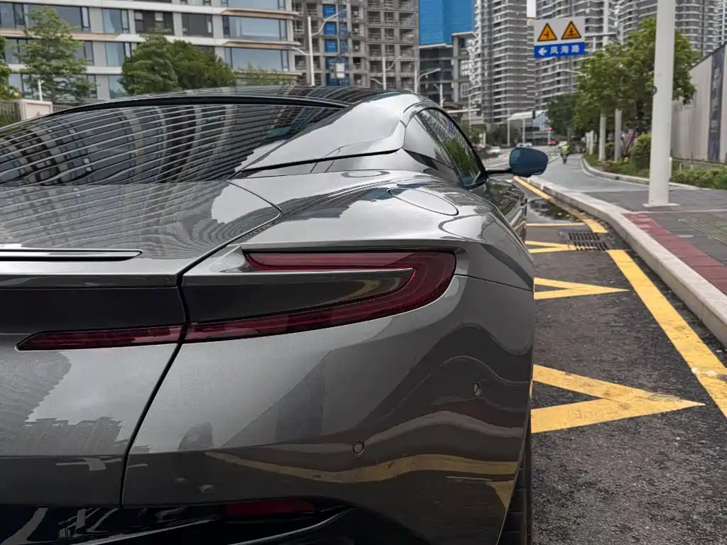 Aston Martin DB12 — миниатюра 3