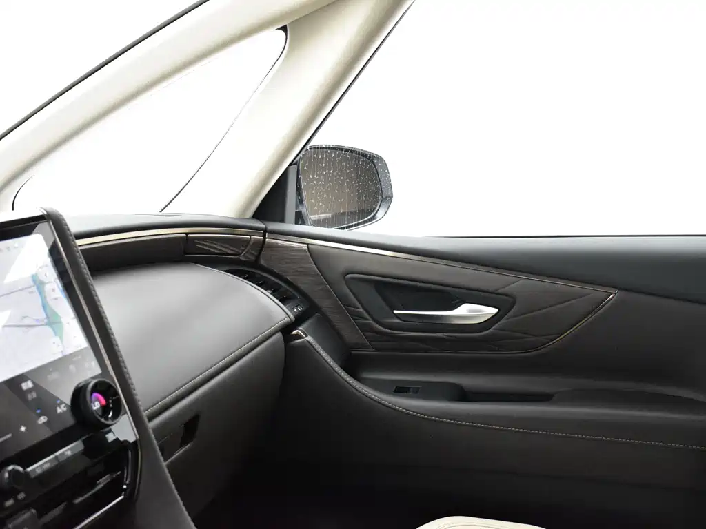 Toyota Alphard — миниатюра 15