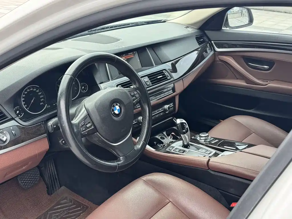 BMW 5 Series — миниатюра 13