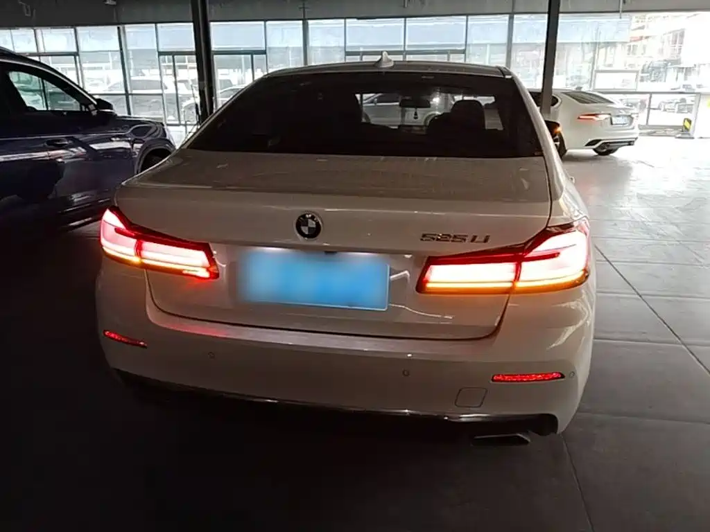 BMW 5 Series — миниатюра 6