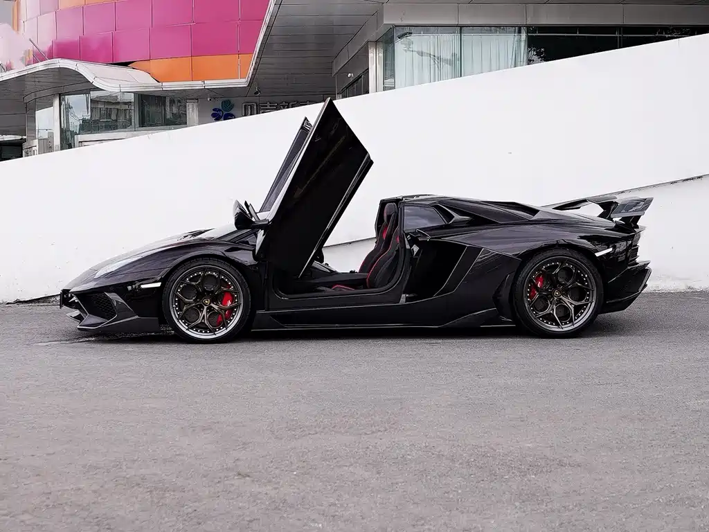 LAMBORGHINI AVENTADOR