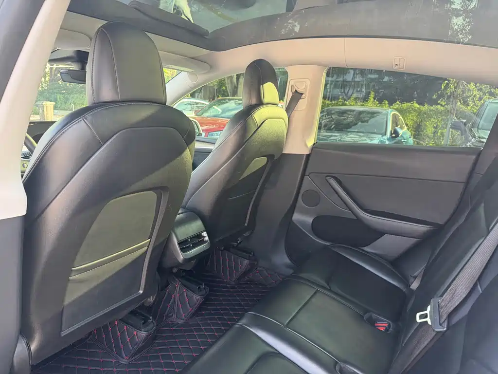 Tesla Model Y — миниатюра 8