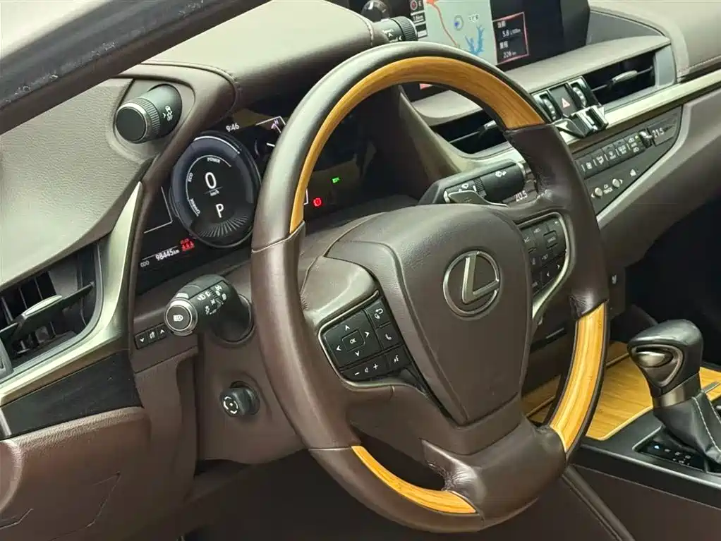 Lexus ES 2018 300h Premium V