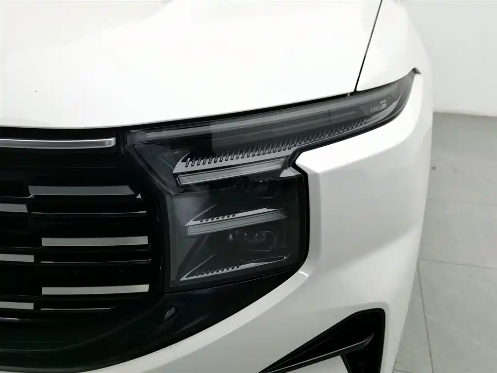 Ford Edge 2023 L 2.0T EcoBoost мест Luxury