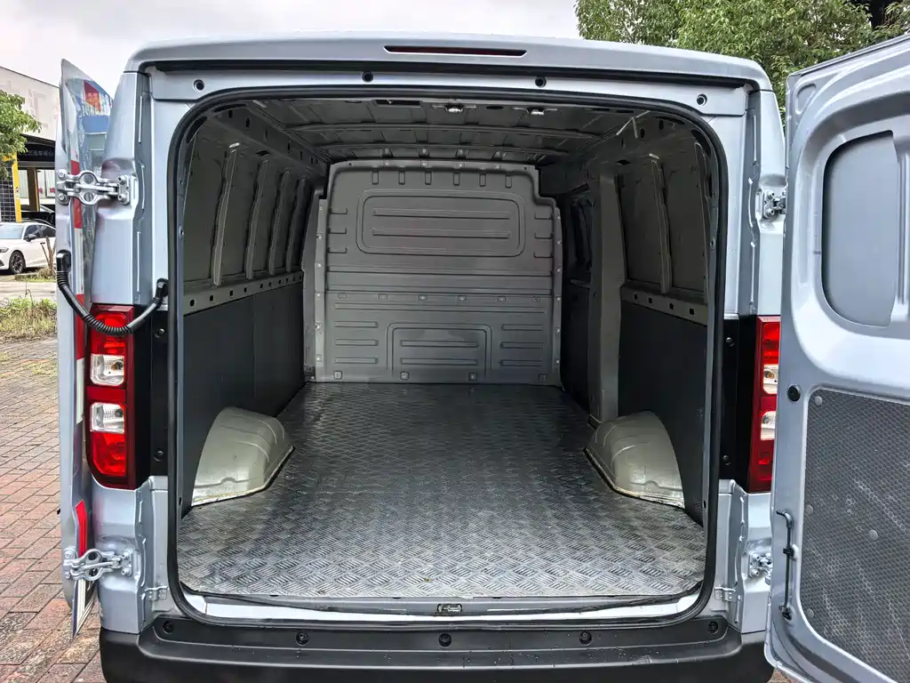 Wuling Yangguang — миниатюра 10