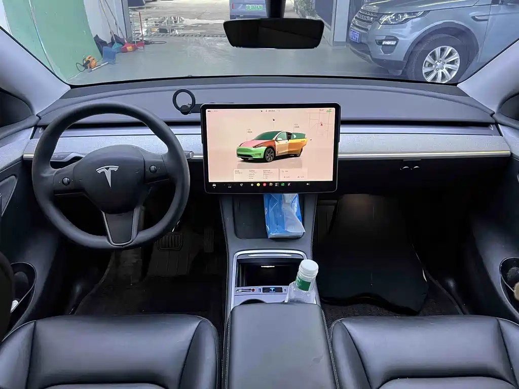 Tesla Model Y — миниатюра 7