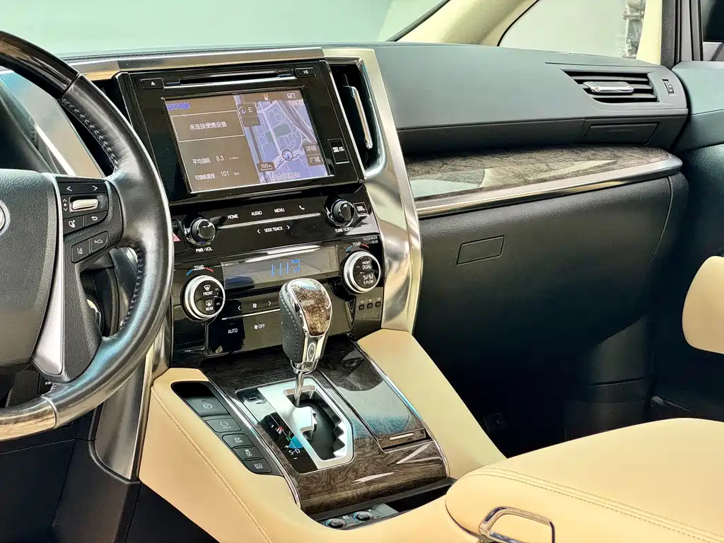 Toyota Alphard — миниатюра 11