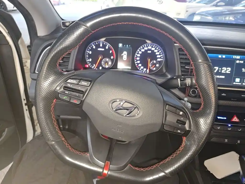 Hyundai Elantra — миниатюра 11
