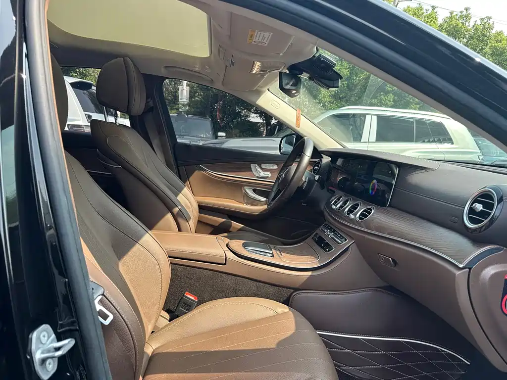 Mercedes-Benz E-Class — миниатюра 6
