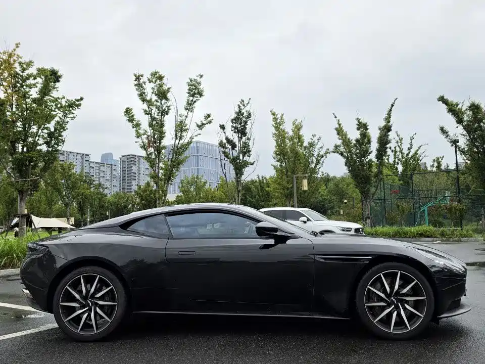 Aston Martin DB11 — миниатюра 9