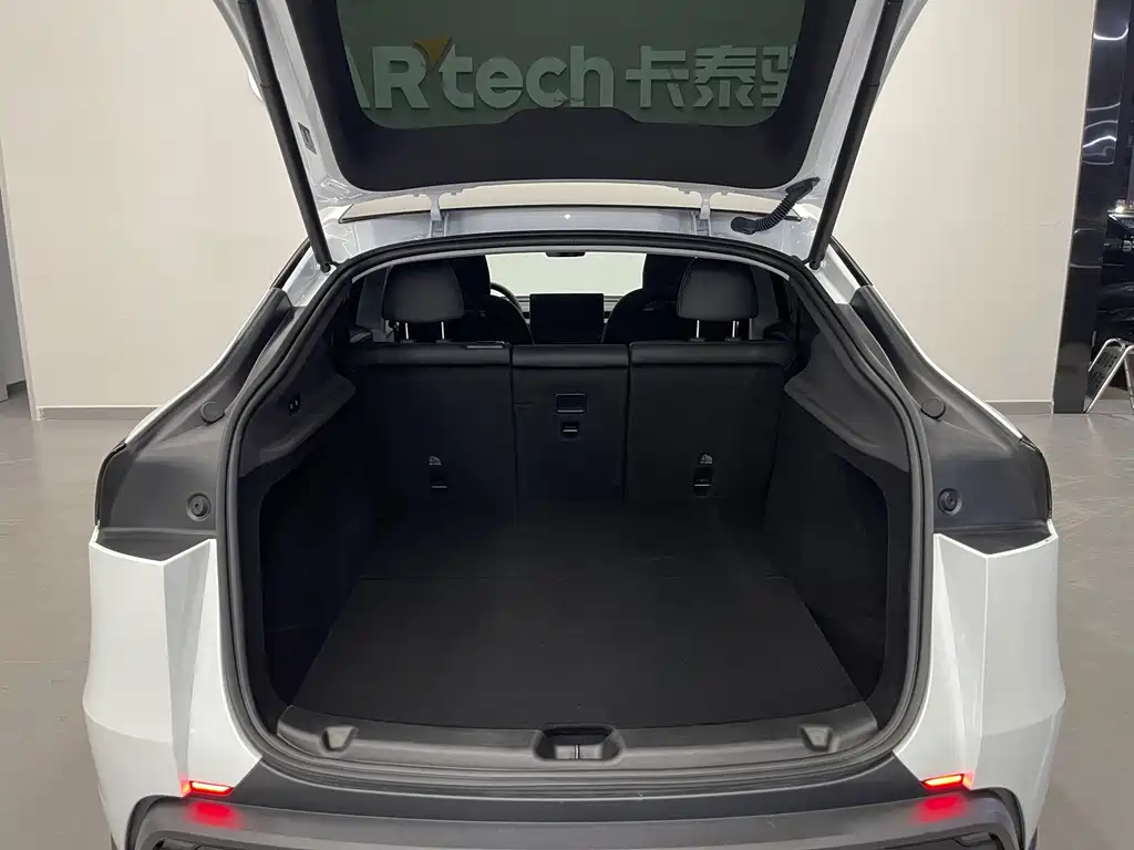 Tesla Model Y — миниатюра 18