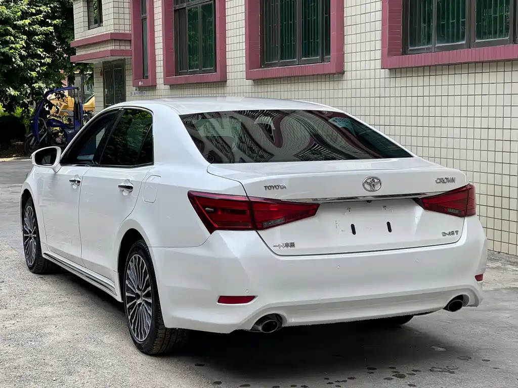 Toyota Crown — миниатюра 9