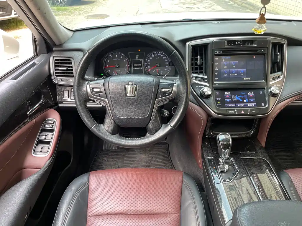 Toyota Crown — миниатюра 10