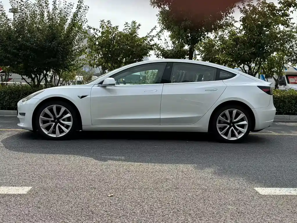 Tesla Model 3 — миниатюра 7