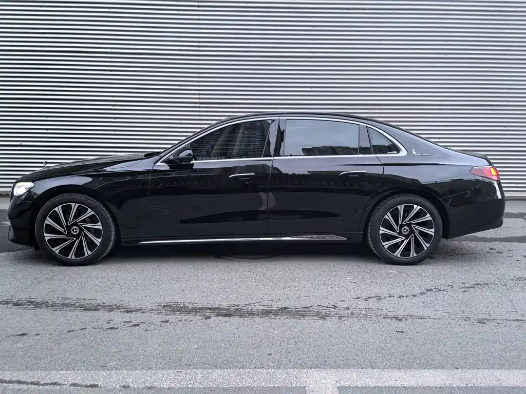 Mercedes-Benz E-Class — миниатюра 12