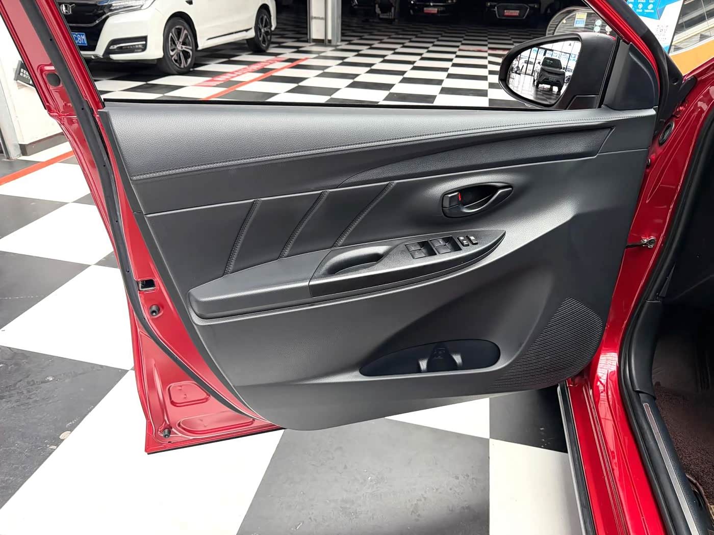 Toyota YARiS L Zhi Xuan 1.5 л 2022 г. желто-оранжевый, пробег 26000 км