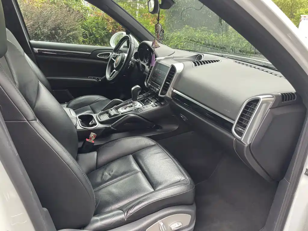 Porsche Cayenne — миниатюра 9