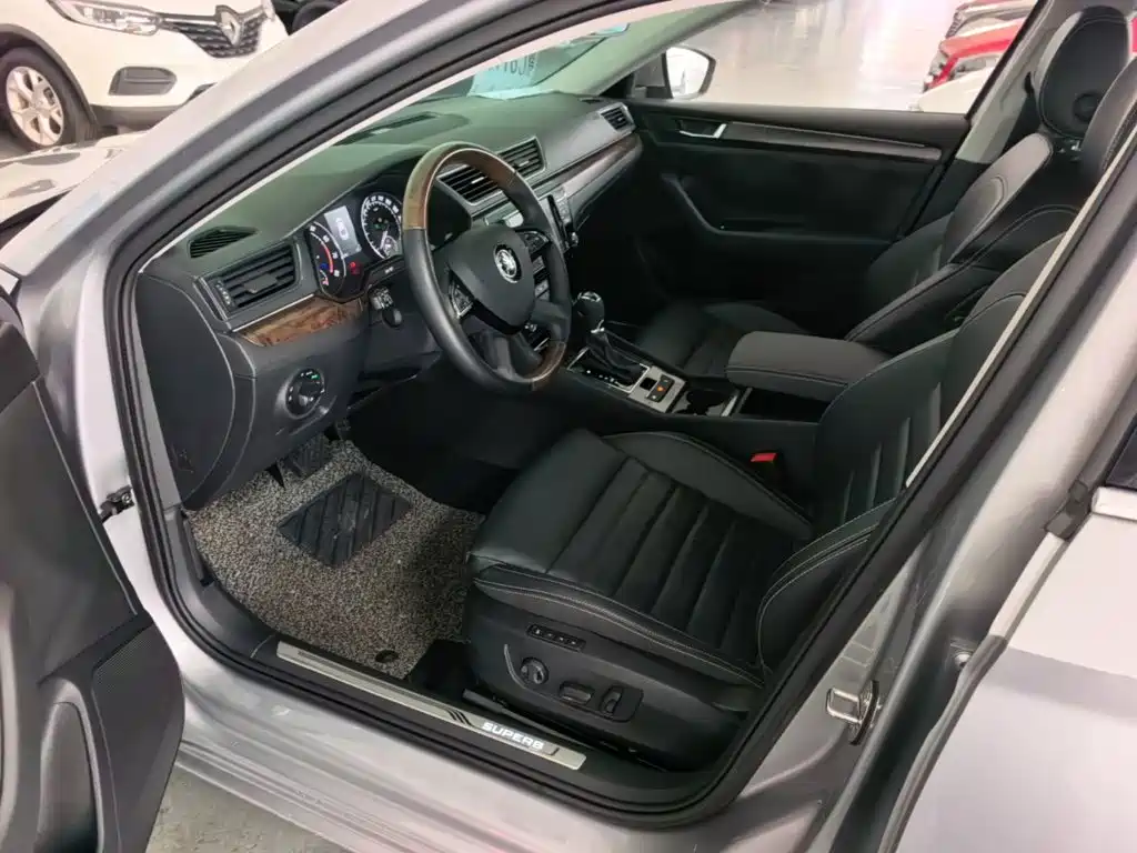 Skoda Superb — миниатюра 11