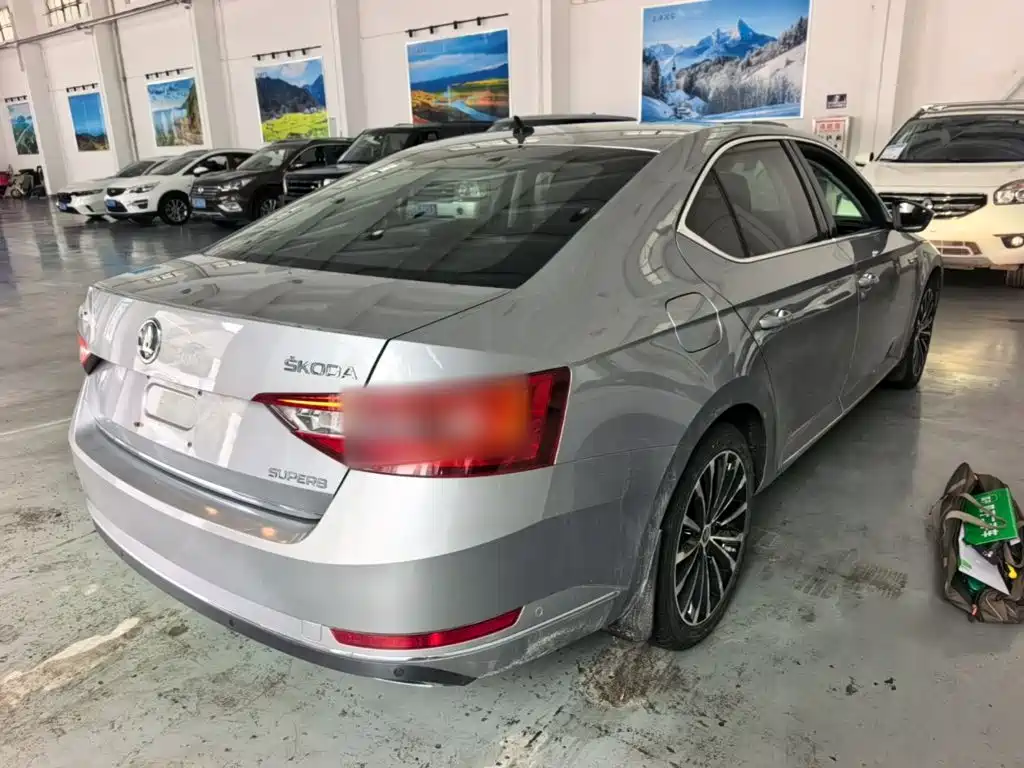 Skoda Superb — миниатюра 5