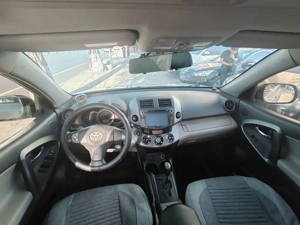 Toyota RAV4 — миниатюра 8
