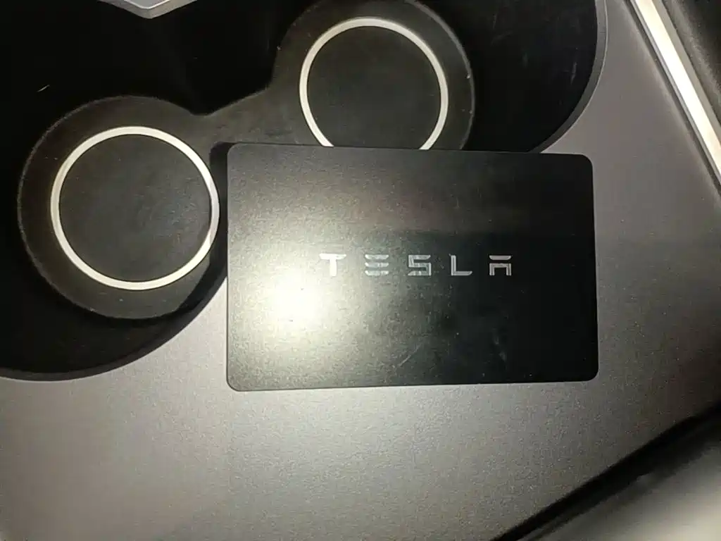 Tesla Model Y — миниатюра 9