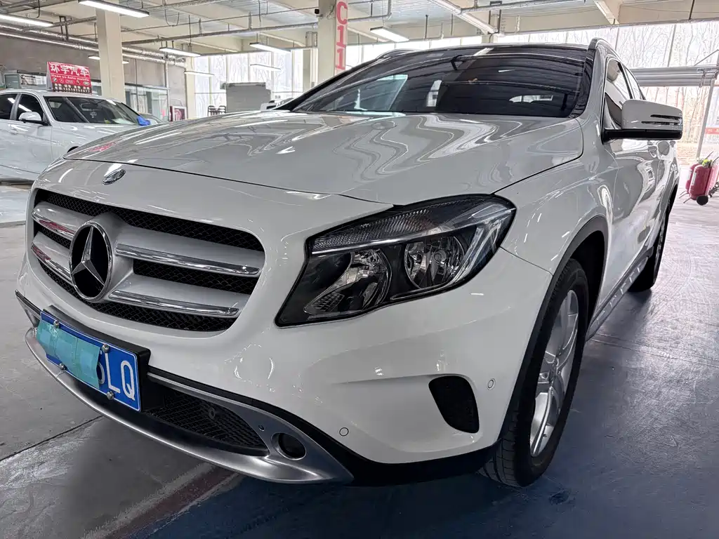 MERCEDES-BENZ GLA