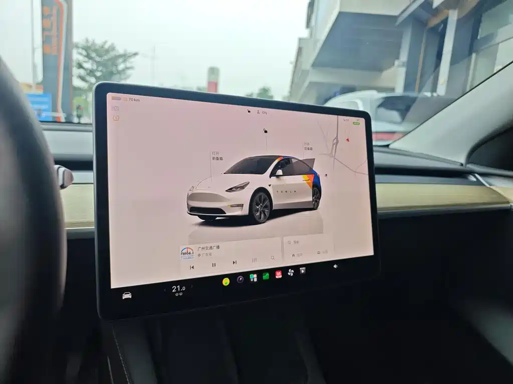 Tesla Model Y — миниатюра 9