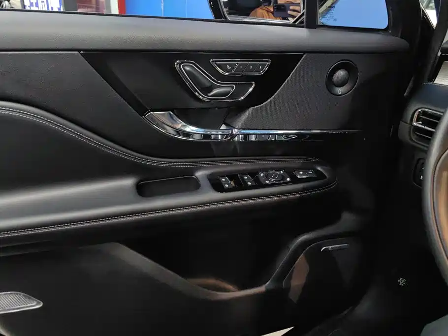 Lincoln Corsair Hybrid — миниатюра 7